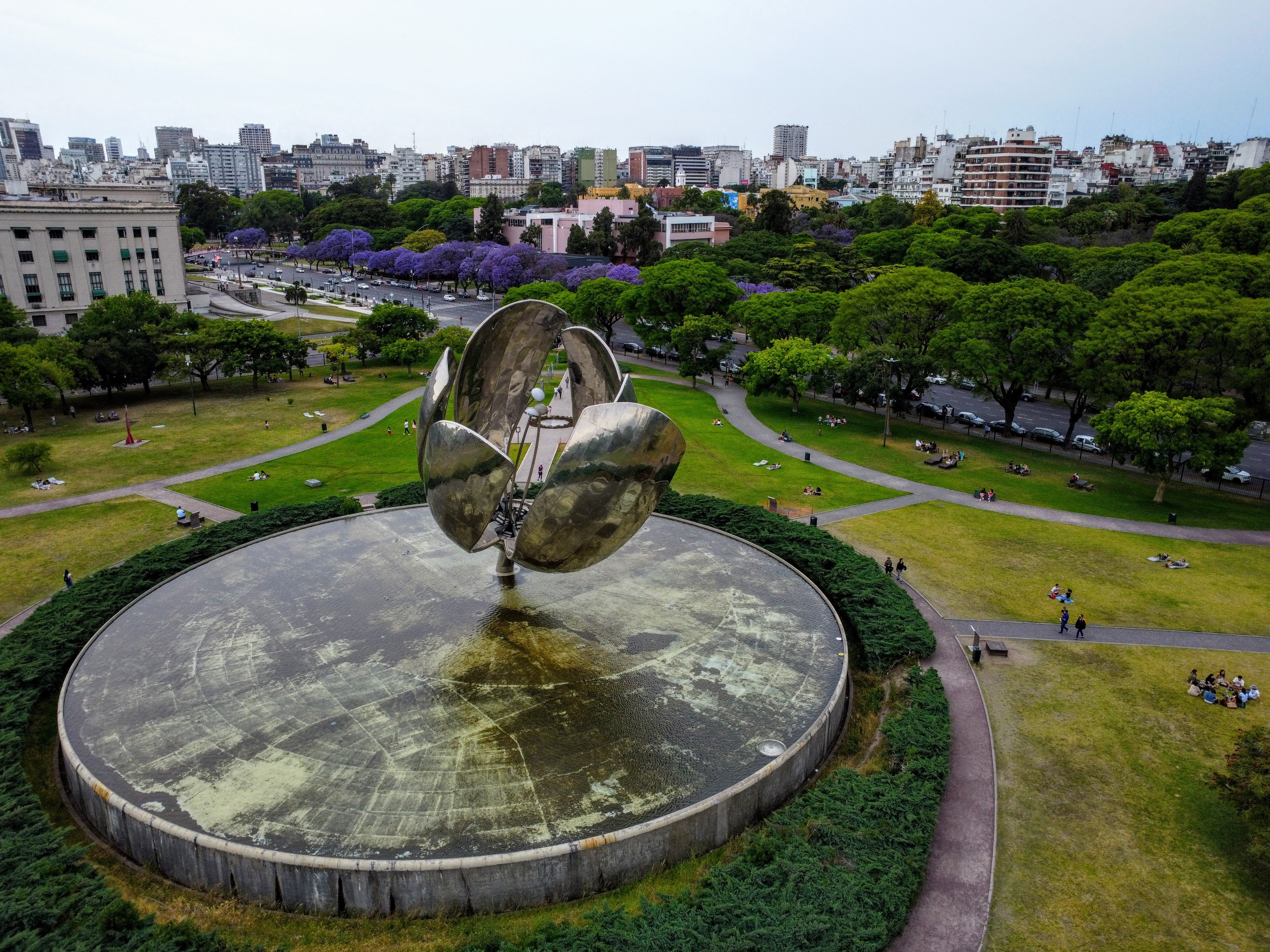 Floralis Genérica (Monumento de La Flor) en la Ciudad de Buenos Aires Floralis Genérica (Monumento a la Flor)